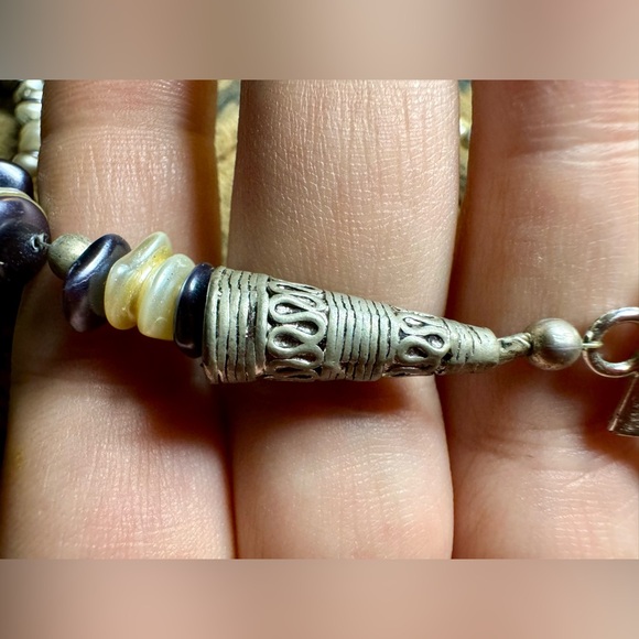 Handcrafted beaded pearl and silver necklace. - Picture 7 of 13